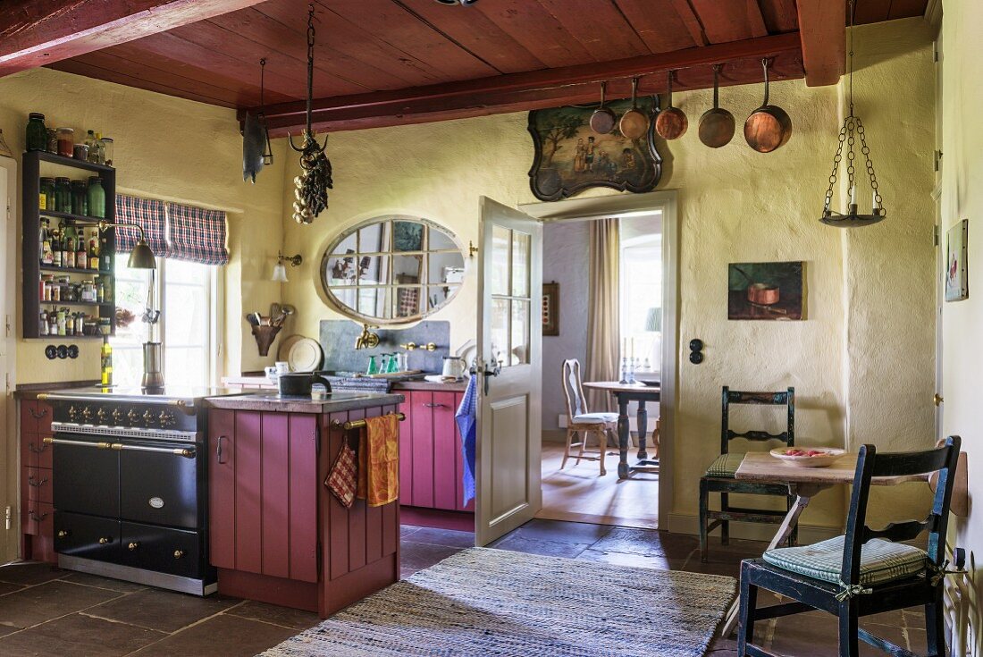 Küche mit Vintage Flair und Blick in Esszimmer