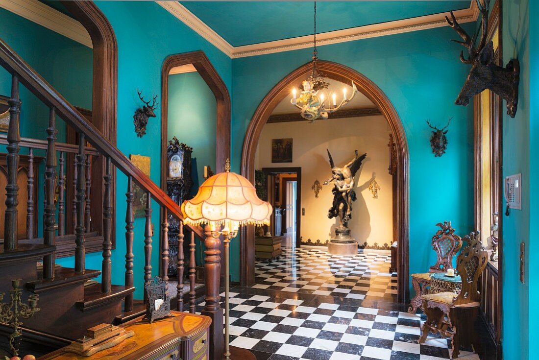 Prächtiges Foyer mit Marmor-Schachbrettmusterboden, Antiquitäten und petrolfarbenen Wänden