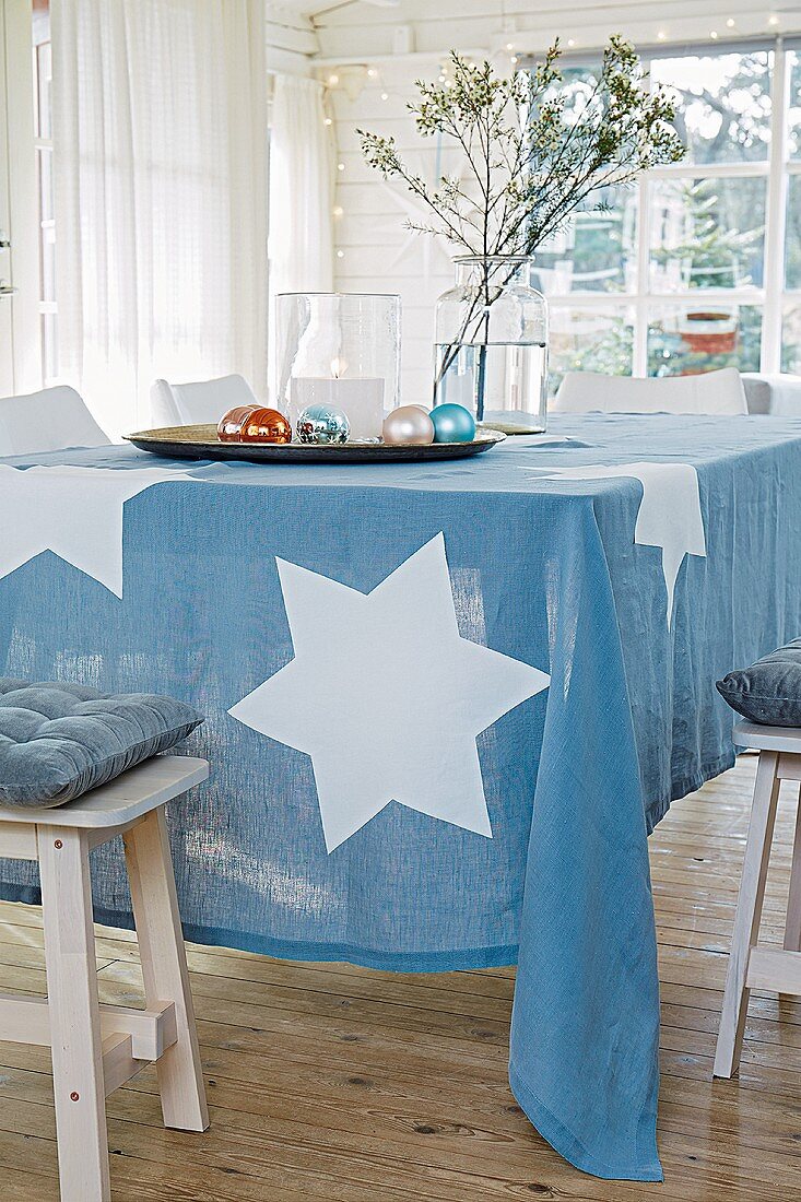 Blaue Tischdecke mit großen weißen Sternen
