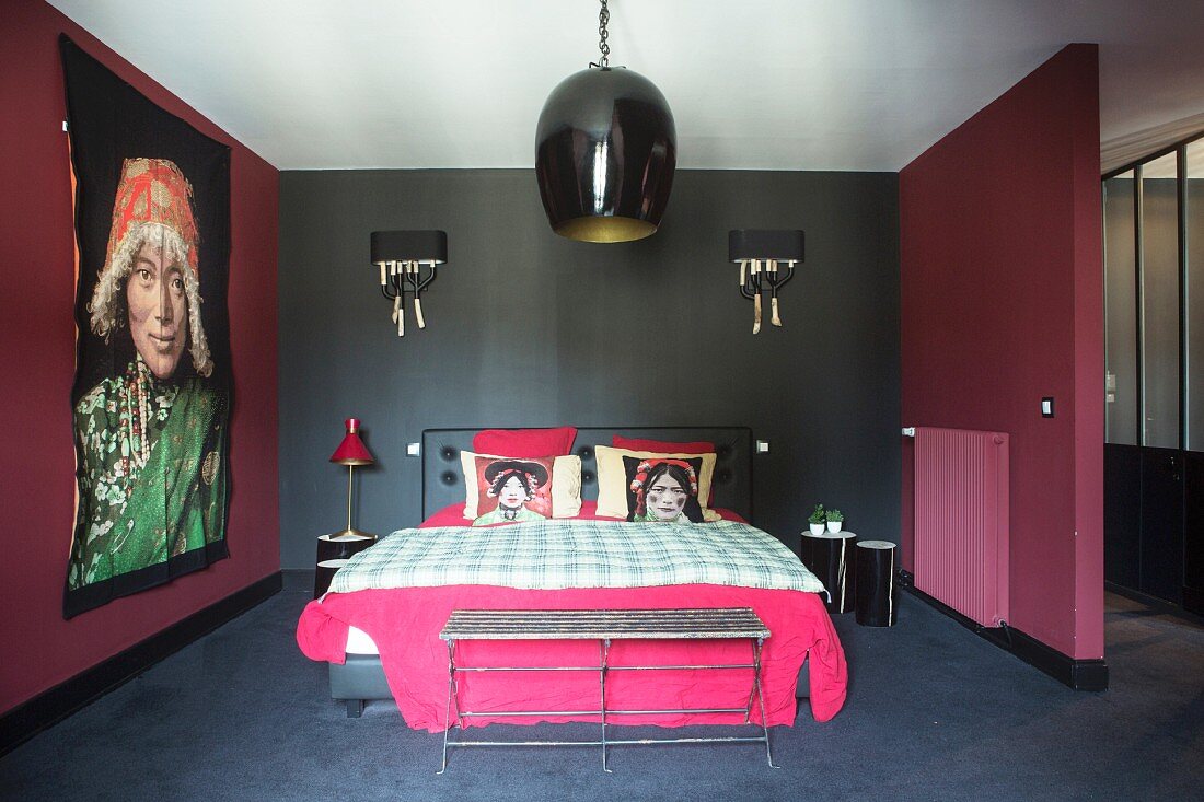 Vintage Kleiderbank und pinkfarbener Bettwäsche im Schlafzimmer mit Ethnoflair