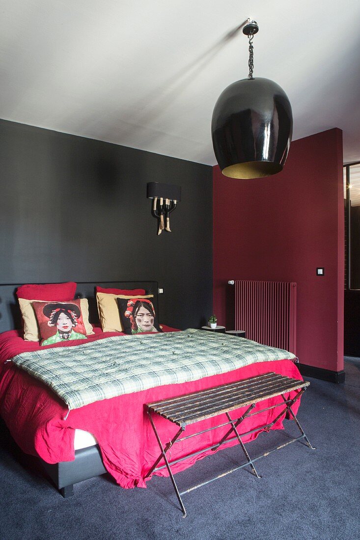 Schlafzimmer mit Ethnoflair, Vintage Kleiderbank und pinkfarbener Bettwäsche