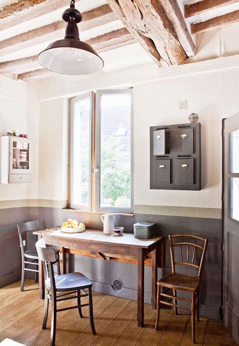 Rustikaler Küchentisch mit Holzstühlen und Briefkasten-Hängeschränkchen