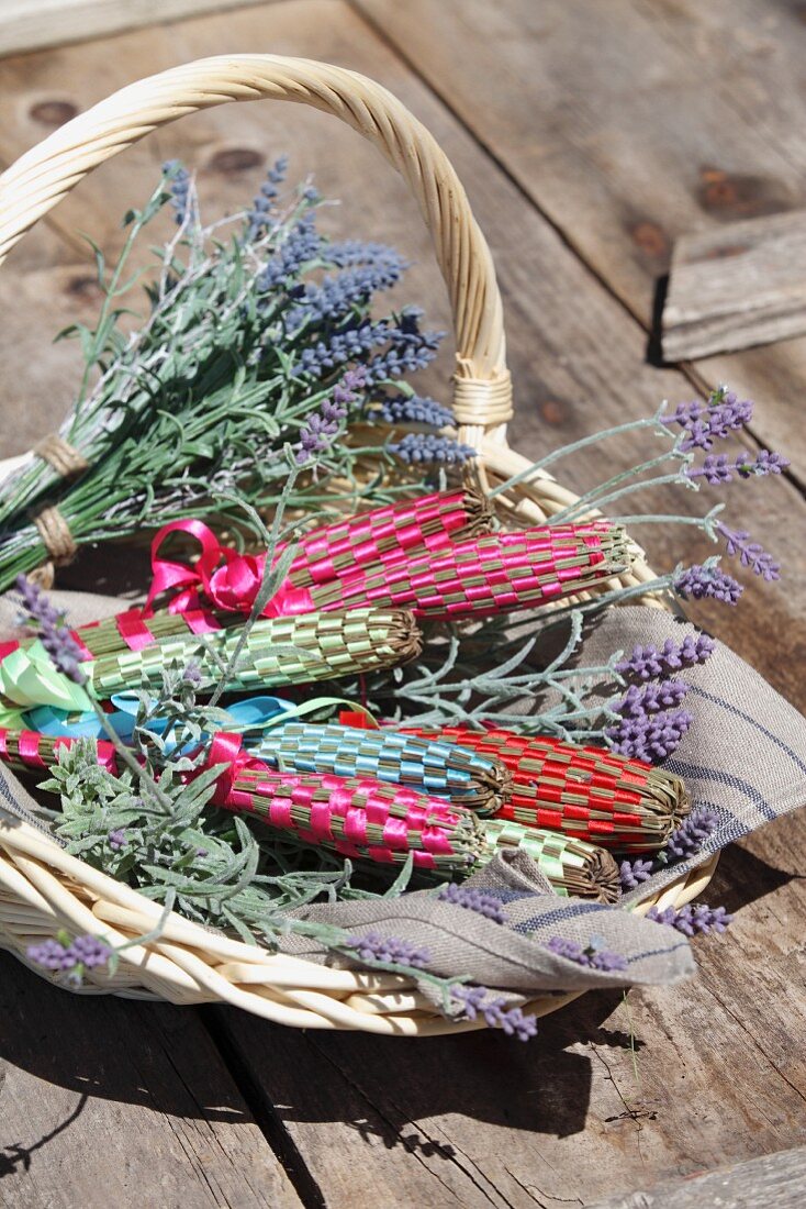 Korb mit DIY-Lavendel-Duftkeulen und Lavendelblüten