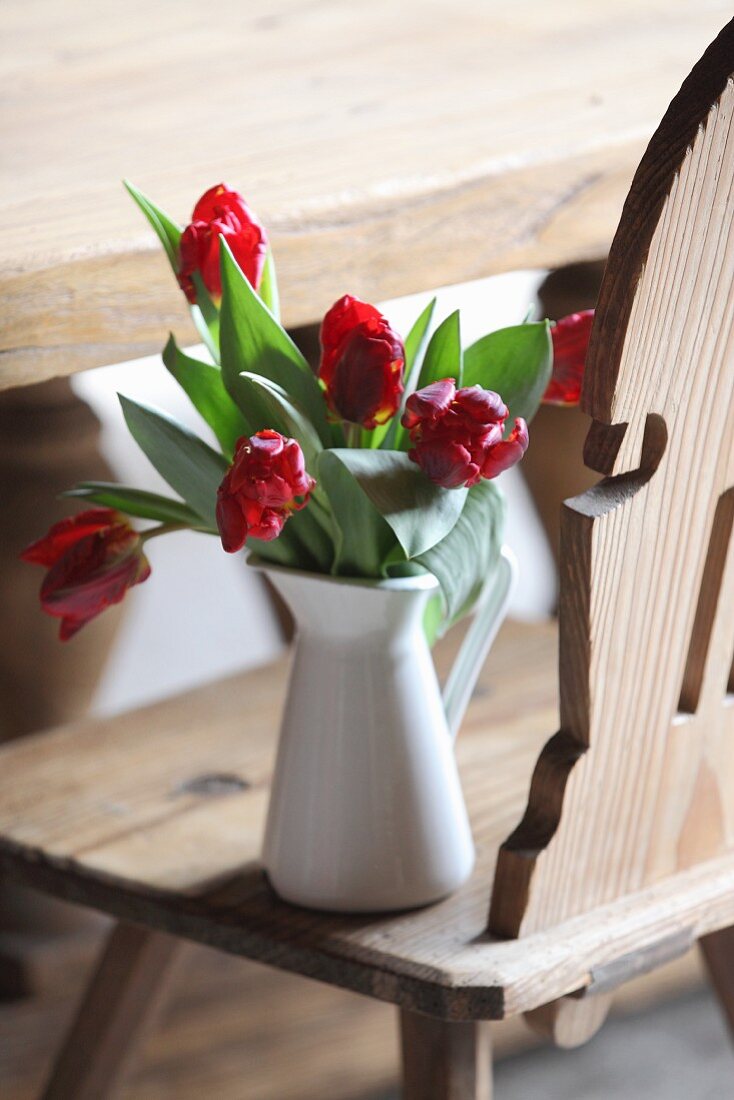 Rote Tulpen in weißem Krug