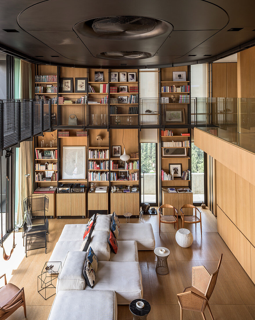 Wohnraum im Architektenhaus mit doppelter Raumhöhe und Galerie