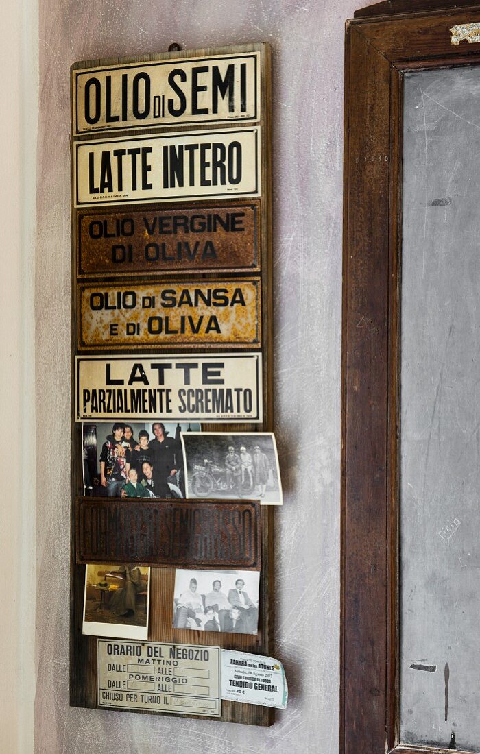 Tafel mit italienischen Schildern und Familienfotos