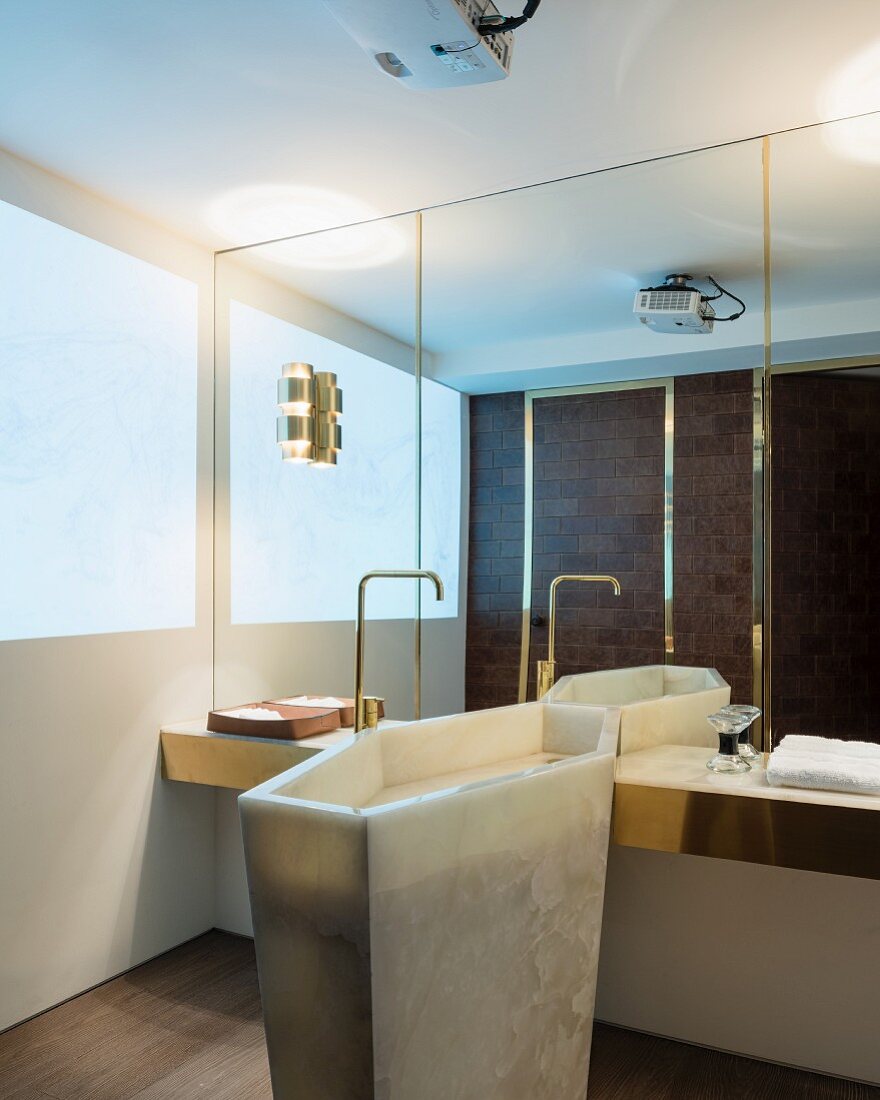 Edles Bad mit Marmor-Standwaschbecken und Spiegelwand