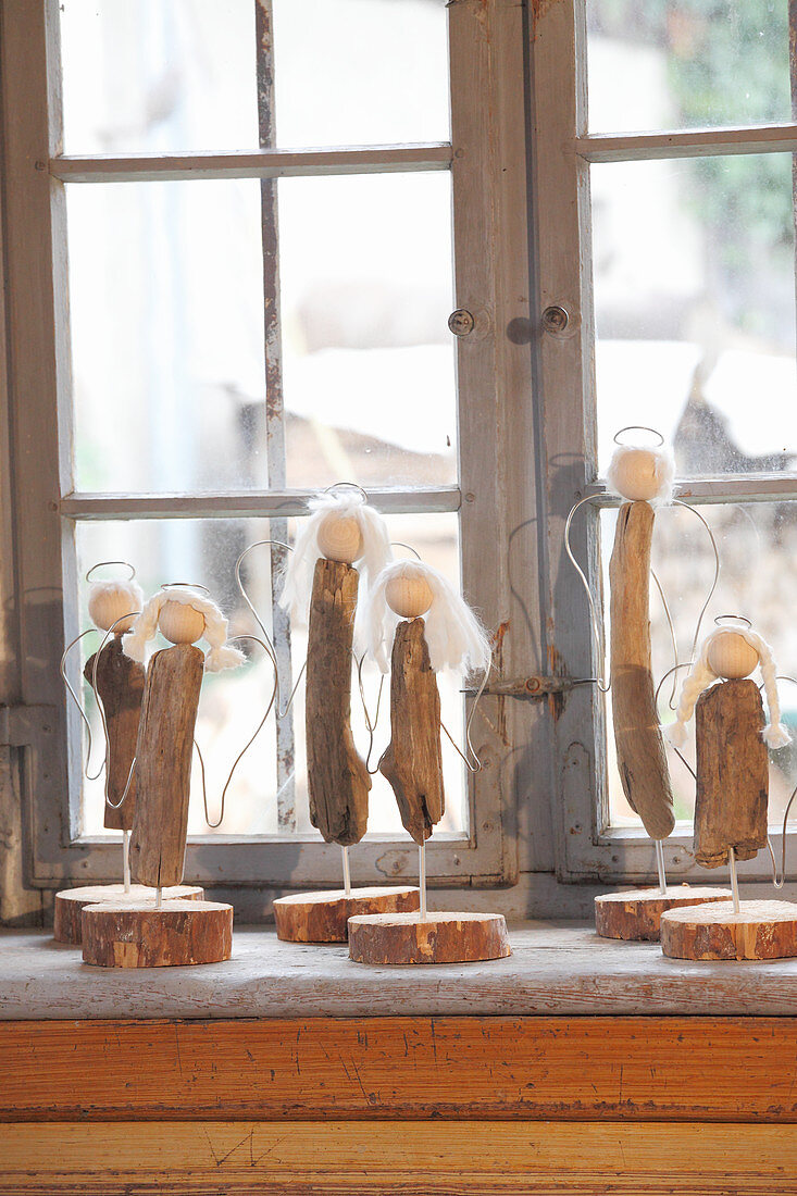 DIY-Engel aus Treibholz auf Fensterbank