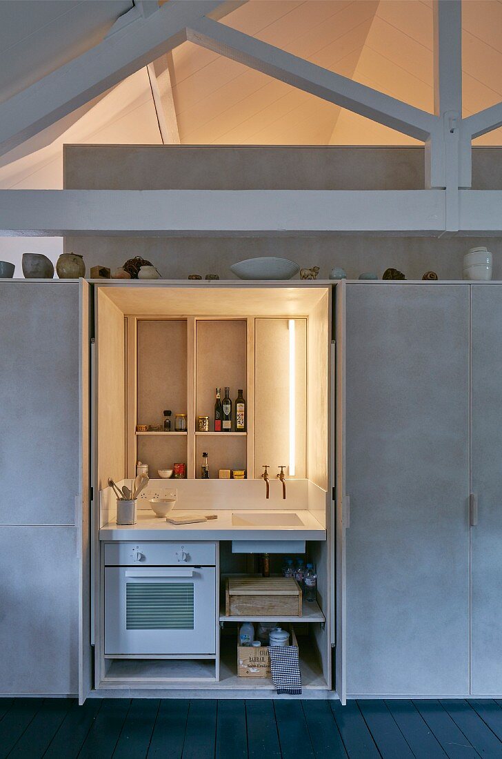 Kleine Küche in einem Wandschrank versteckt mit Beleuchtung