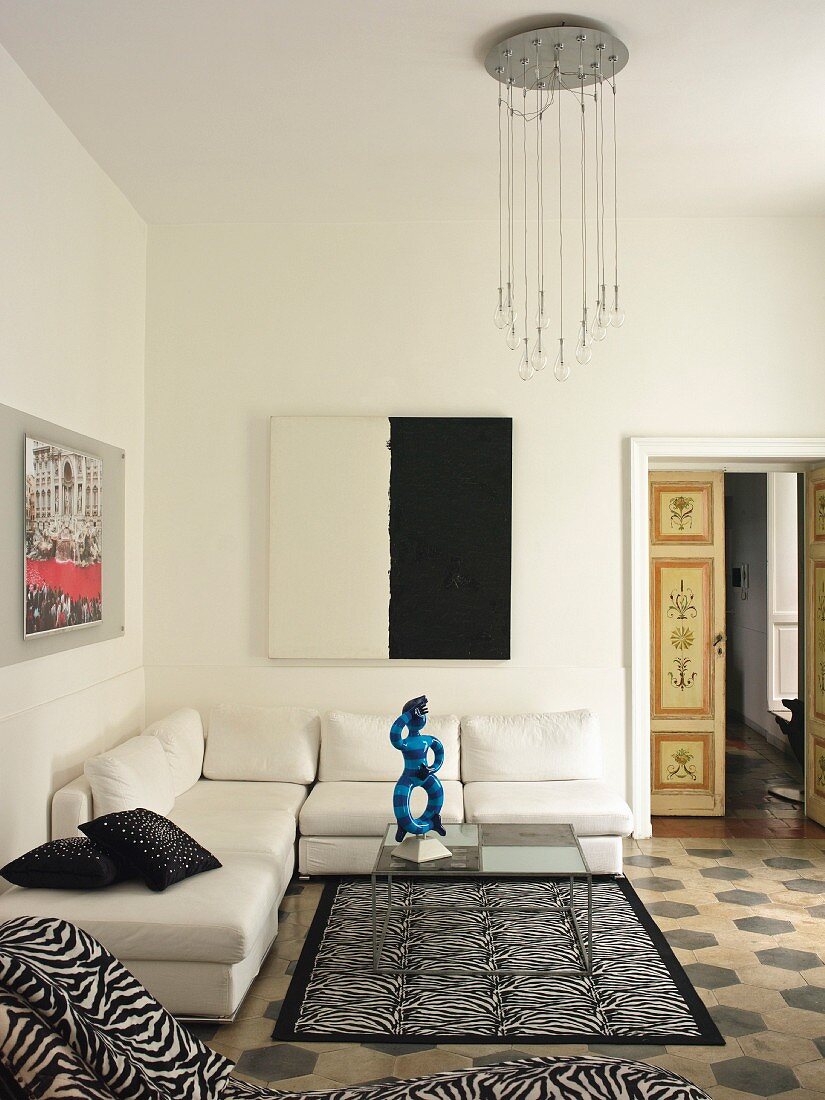 Italienisches Wohnzimmer mit Fliesenboden und Stilmix