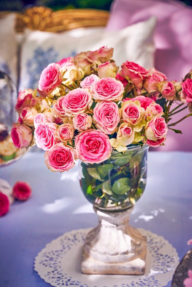 Elegantes Rosenbouquet auf Gartentisch