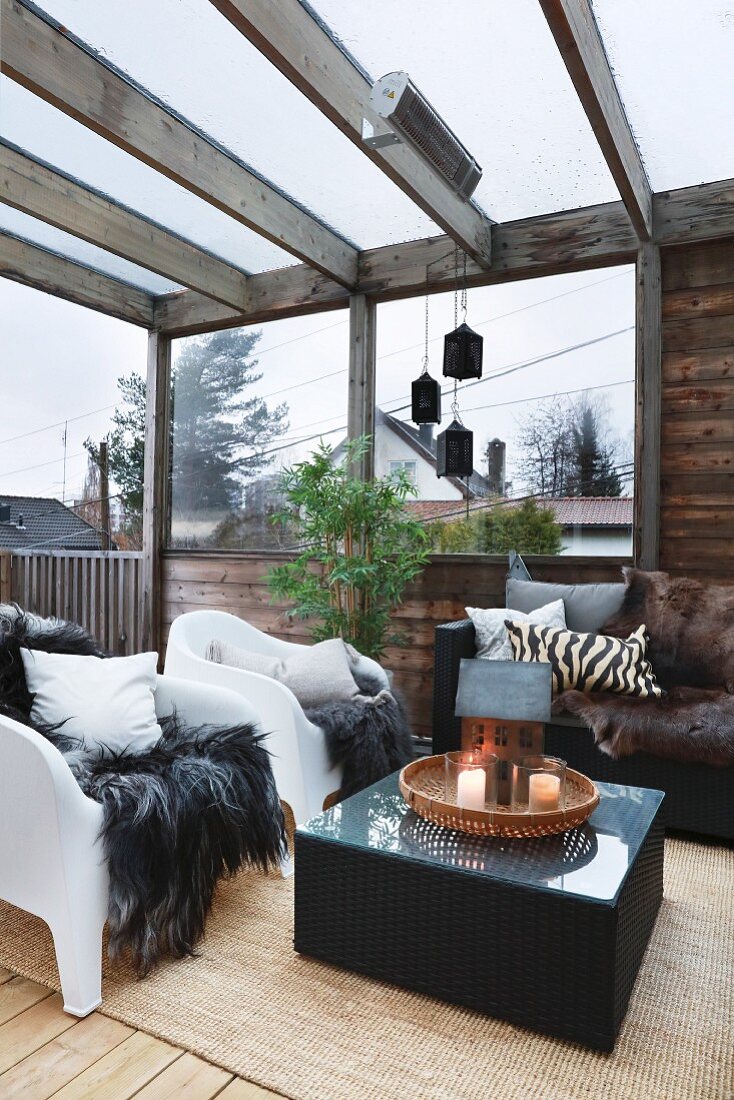 Gemütlicher Loungebereich auf überdachter Terrasse