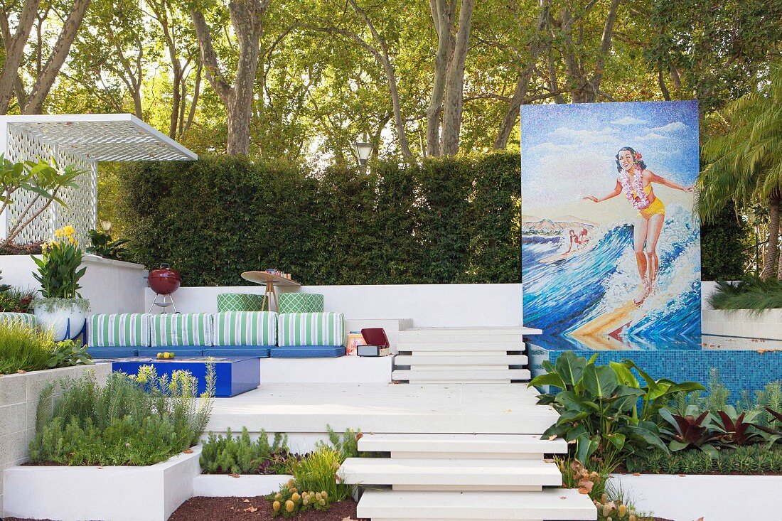 Terraced garden with pool, 50s mosaic and lounge area