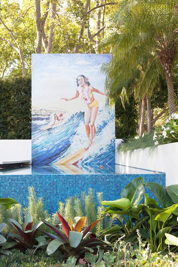 50er-Jahre Mosaik mit Surferin über dem Pool im Garten