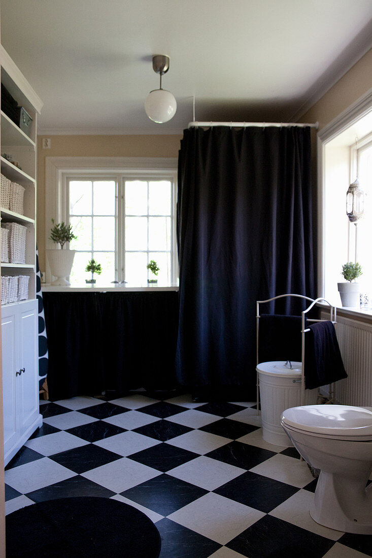 Badezimmer in Schwarz-Weiß mit Schachbrettboden