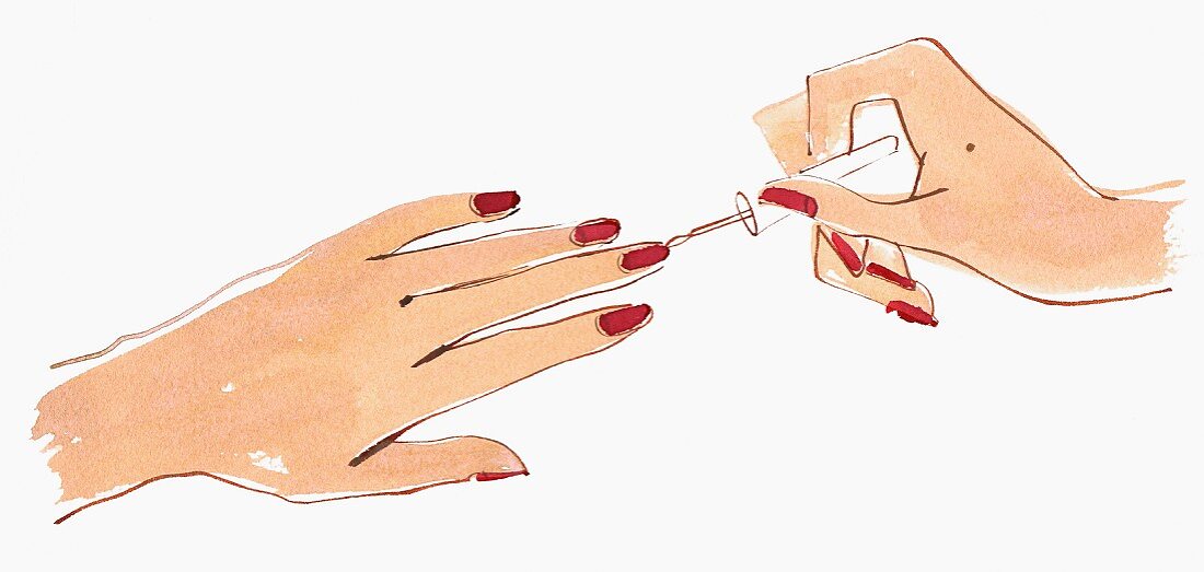 Nahaufnahme der Hände einer Frau die roten Nagellack aufträgt