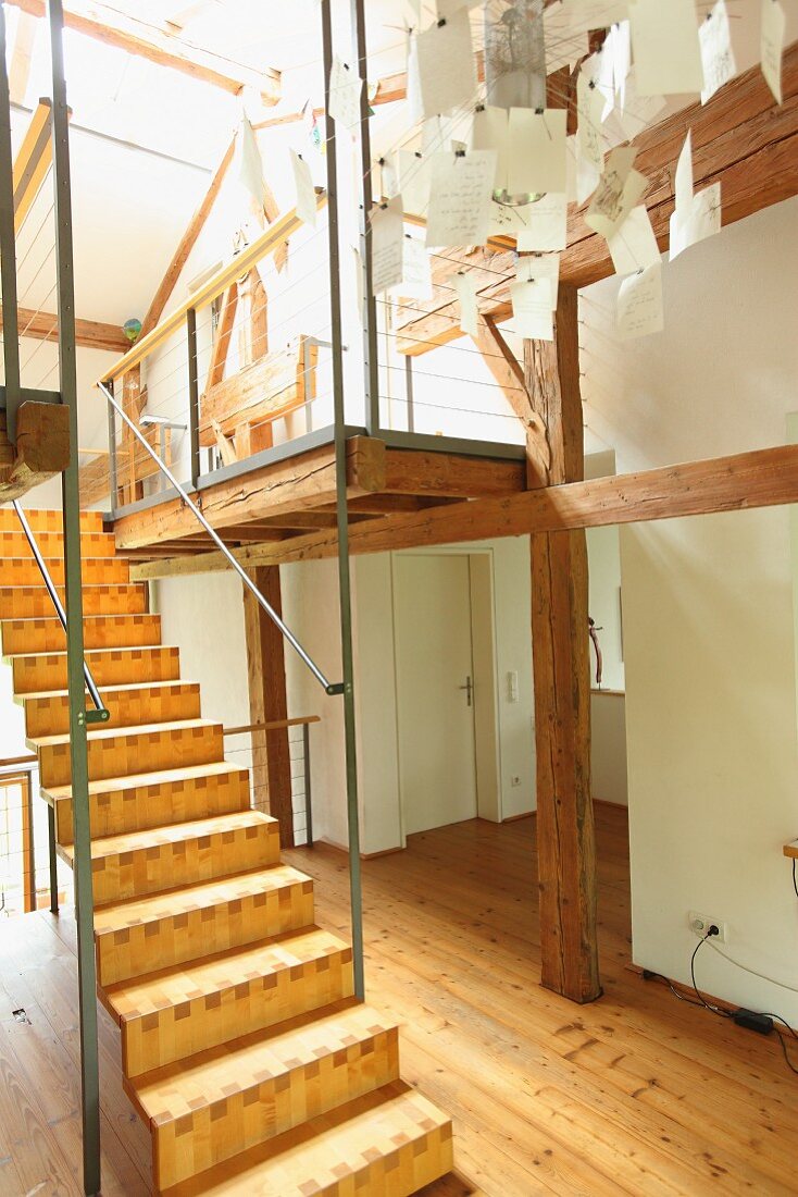 Moderne Holztreppe in renoviertem Altbau mit Fachwerkkonstruktion