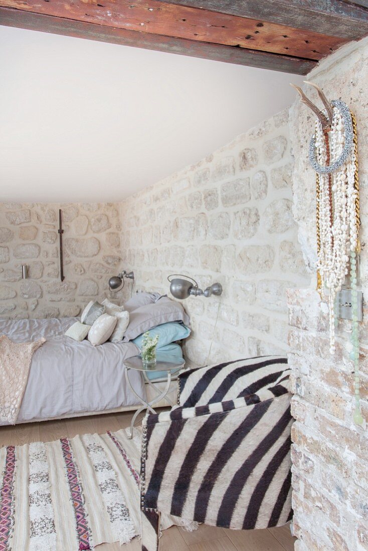 Schlafzimmer mit orientalischem Flair und Natursteinwänden