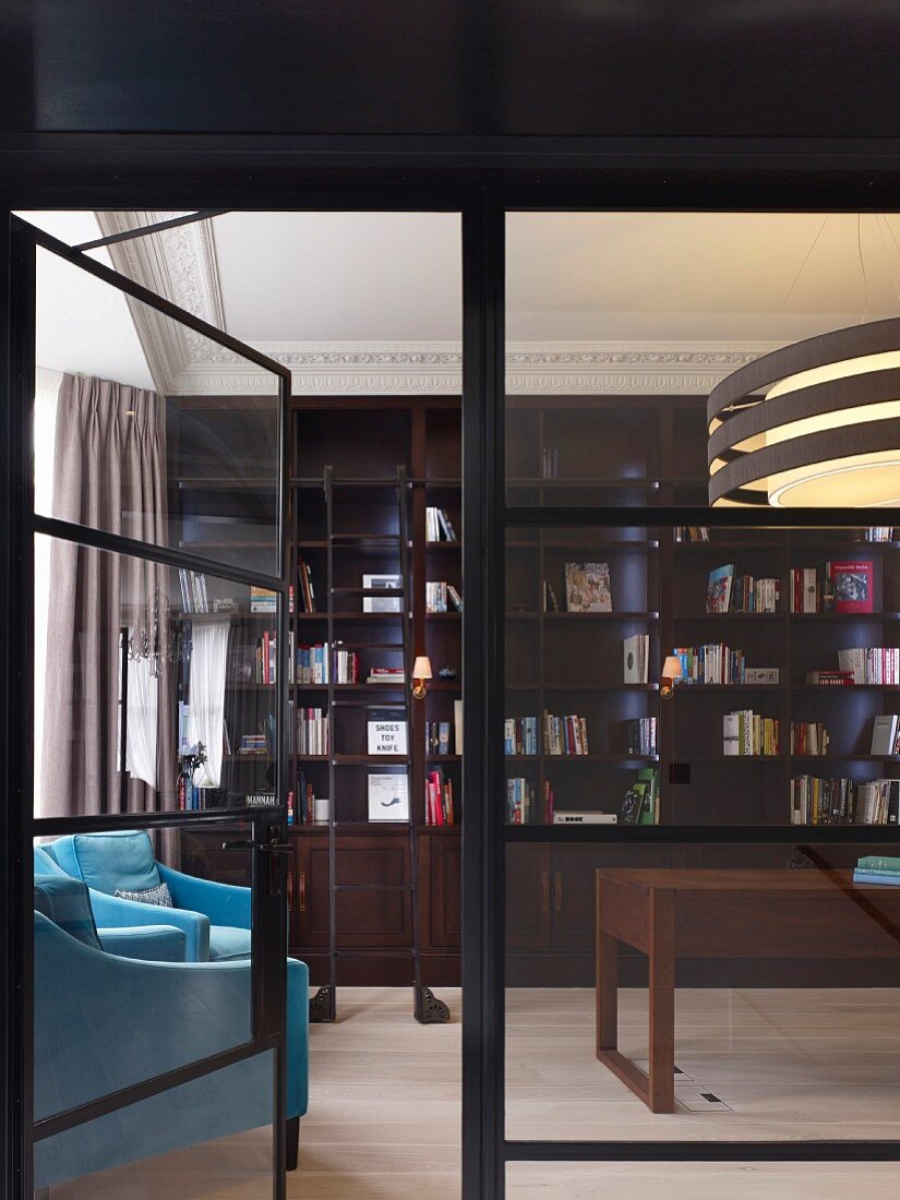 Blick auf elegante, traditionelle Bibliothek mit türkisblauen Lesesesseln