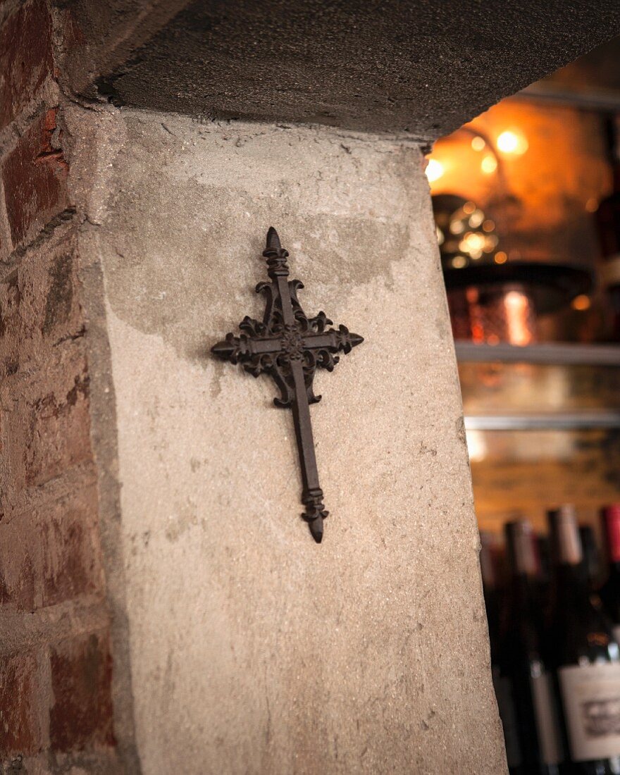 Schmiedeeisernes Kreuz in gemauertem Durchgang, Restaurant Charango, Cape Town, Südafrika