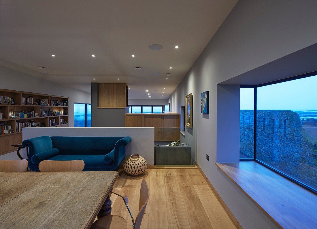 Offener Wohnraum in Designerstil im Architektenhaus mit Panoramafenster und Meerblick