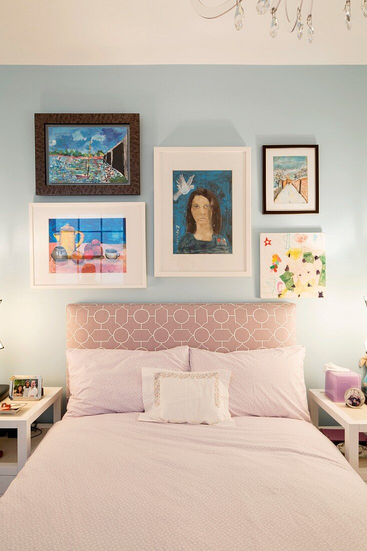 Bildergalerie über dem Bett in Rosétönen