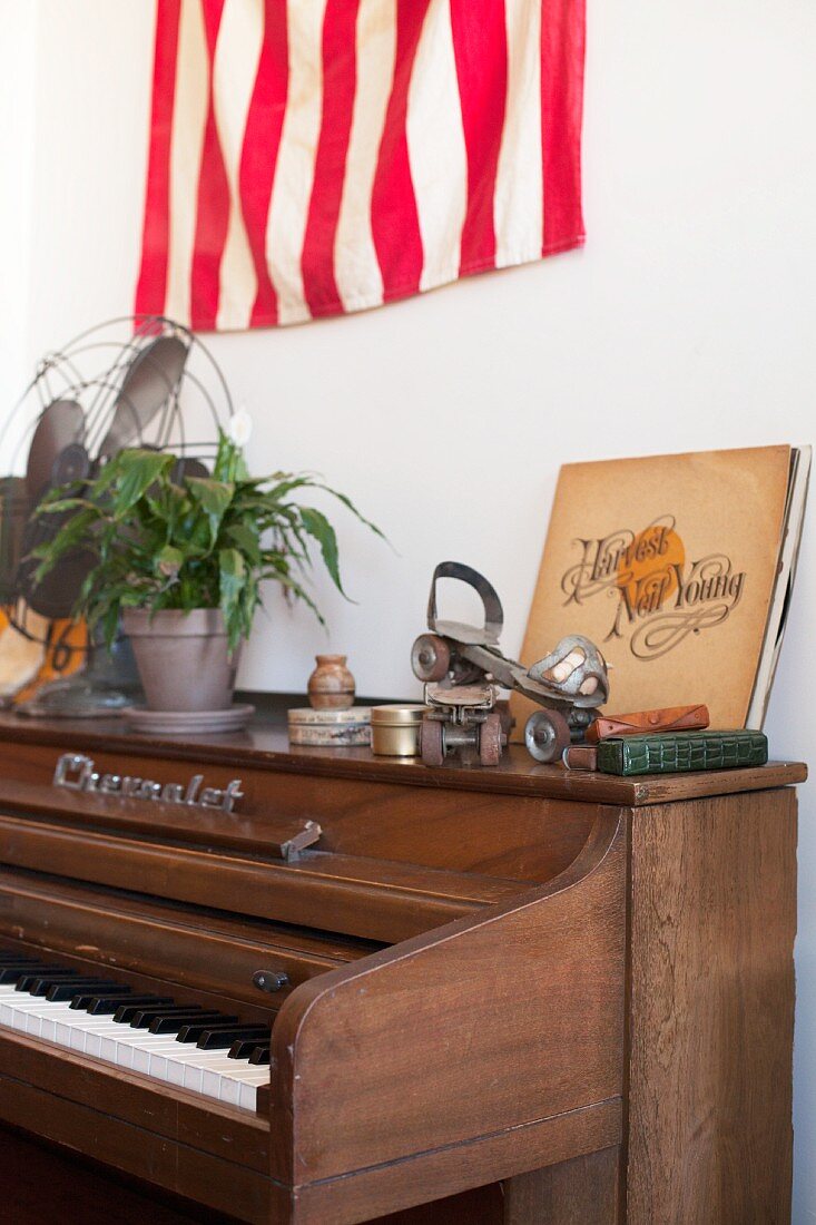 Klavier mit Vintage Rollschuhen und Zimmerpflanze