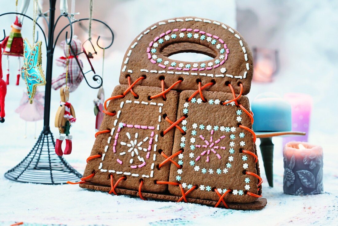 A gingerbread handbag decorated with sugar laces and icing