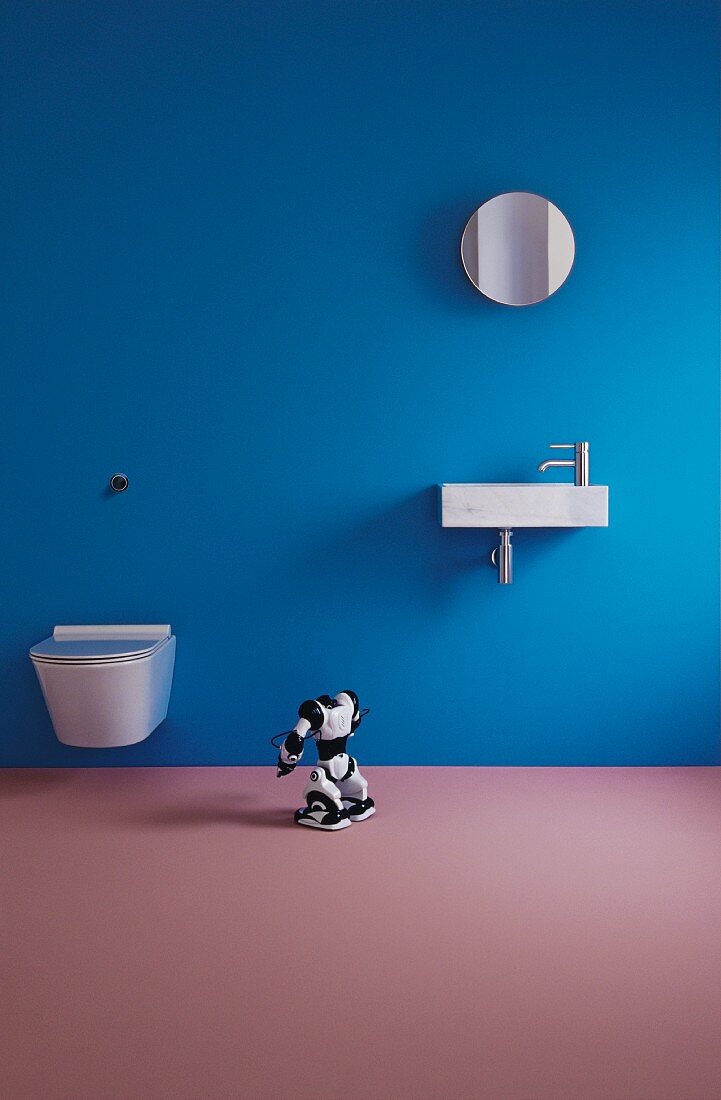 Minimalistisches Bad mit Toilette und Waschbecken an blauer Wand, Spielzeugroboter auf mauvefarbenem Boden
