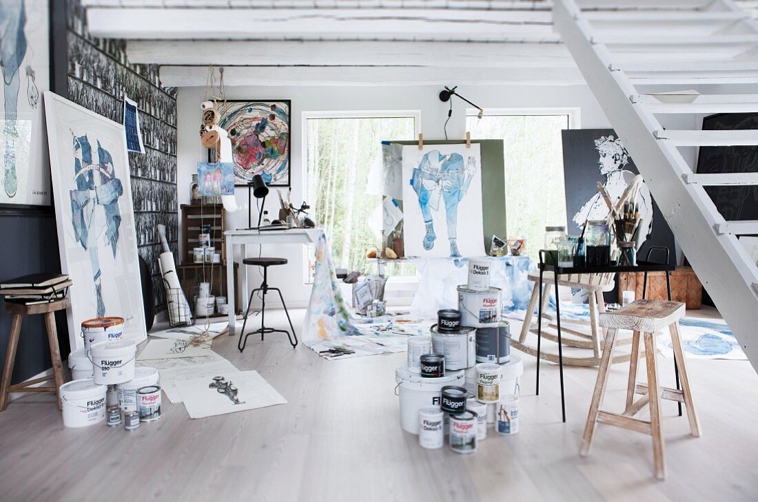 Maleratelier mit Farbeimern, Arbeitstisch und Kunstobjekten