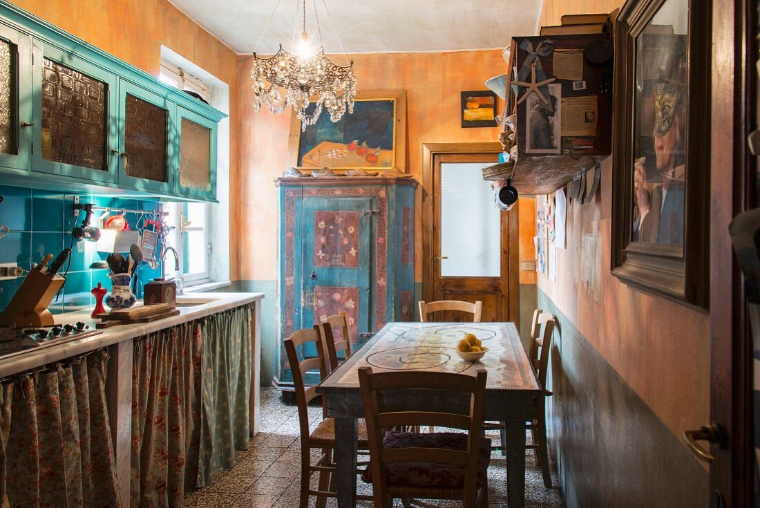 Vintage Küche mit Esstisch und ockerfarbenen Wänden