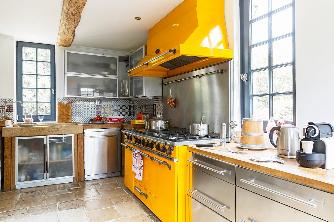 Zeitgenössische Edelstahlküche mit gelbem Kochbereich