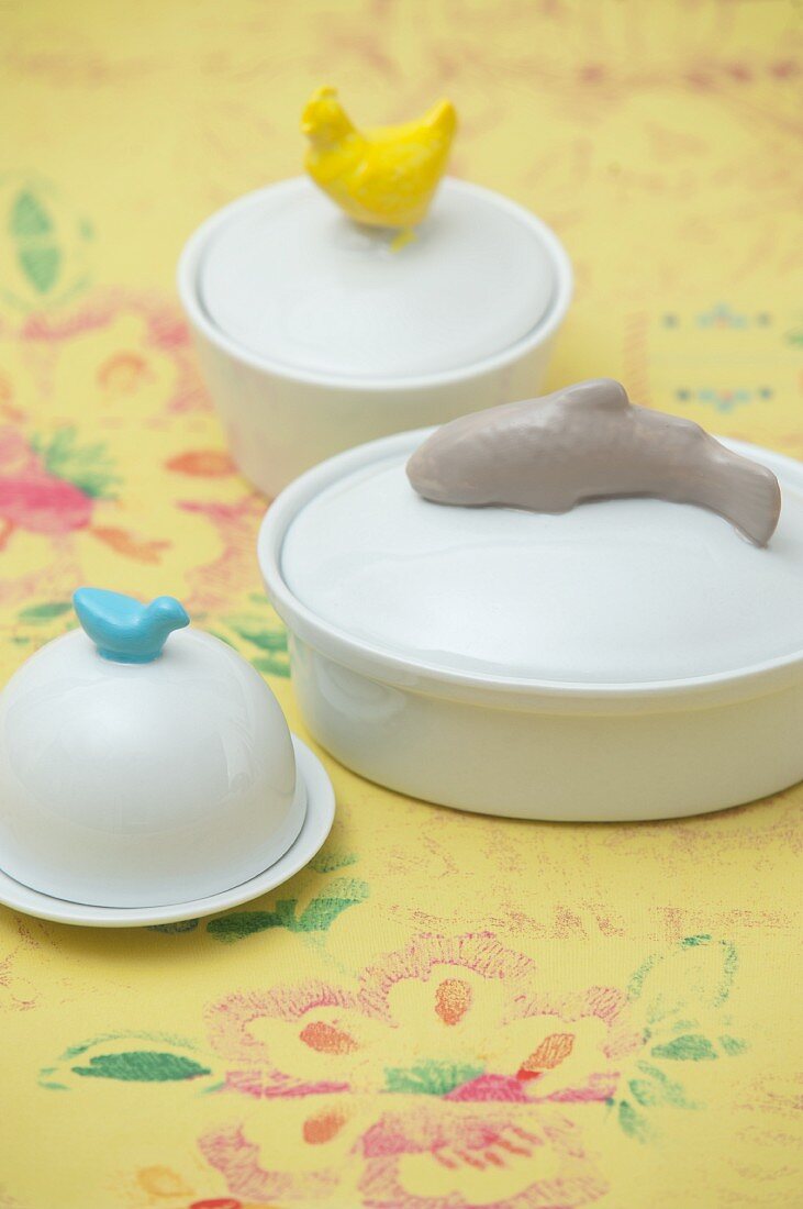 Porcelain pots with animal-shaped knobs coloured using china pens