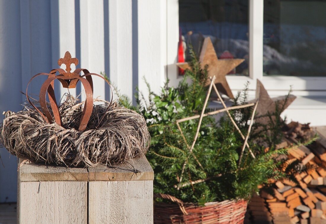 Wicker wreath and rusty crown on terrace