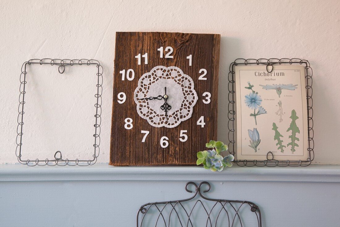 Uhr aus einem alten Stück Holz, Zahlen und einer Tortenspitze