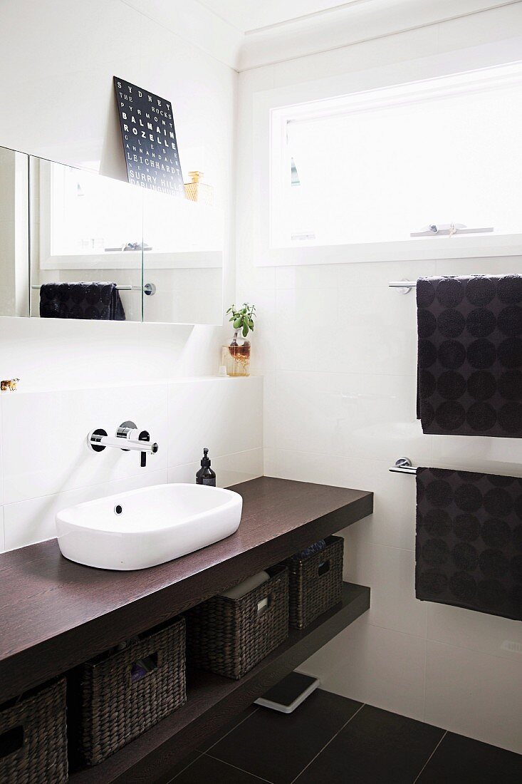 Modernisiertes Bad mit Waschtischplatte und weißem Aufsatzbecken