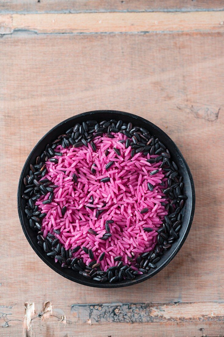 Pinkfarbener und schwarzer Reis im Schälchen (Aufsicht)
