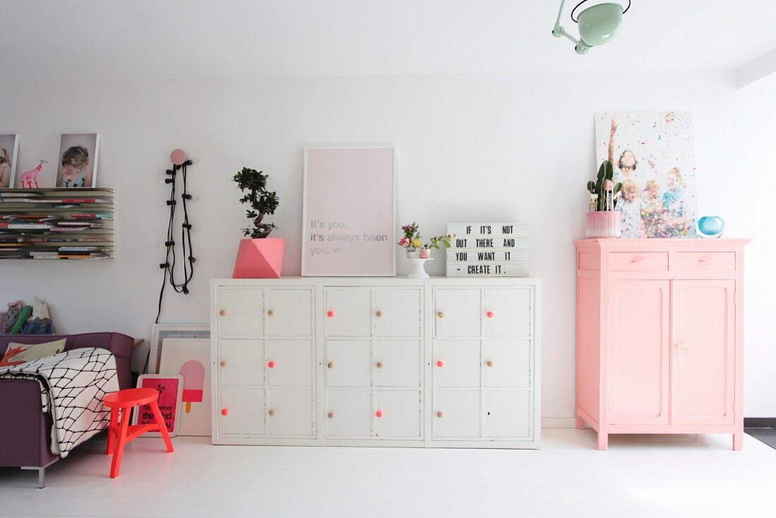 Kleinmöbel in Weiß und Rosa in offenem Wohnraum