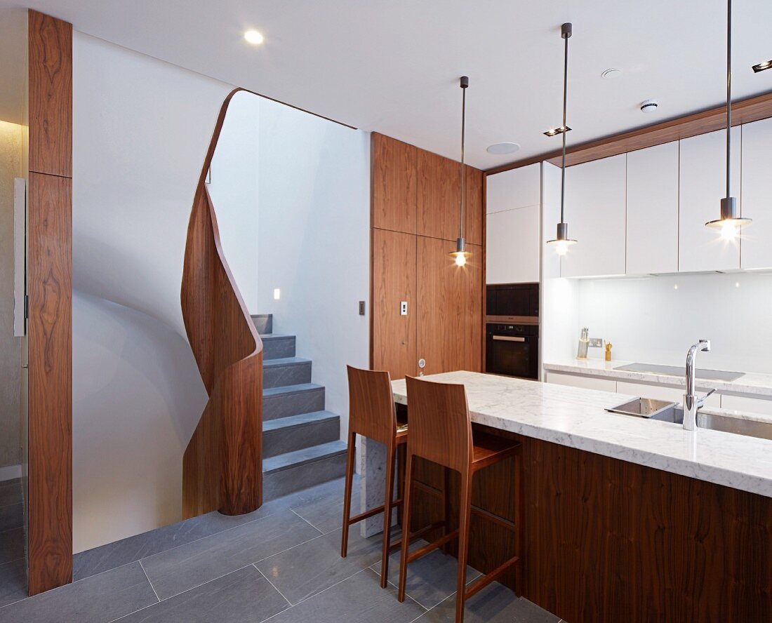 Moderne Küche mit dunklen Holzfronten und Marmorplatte