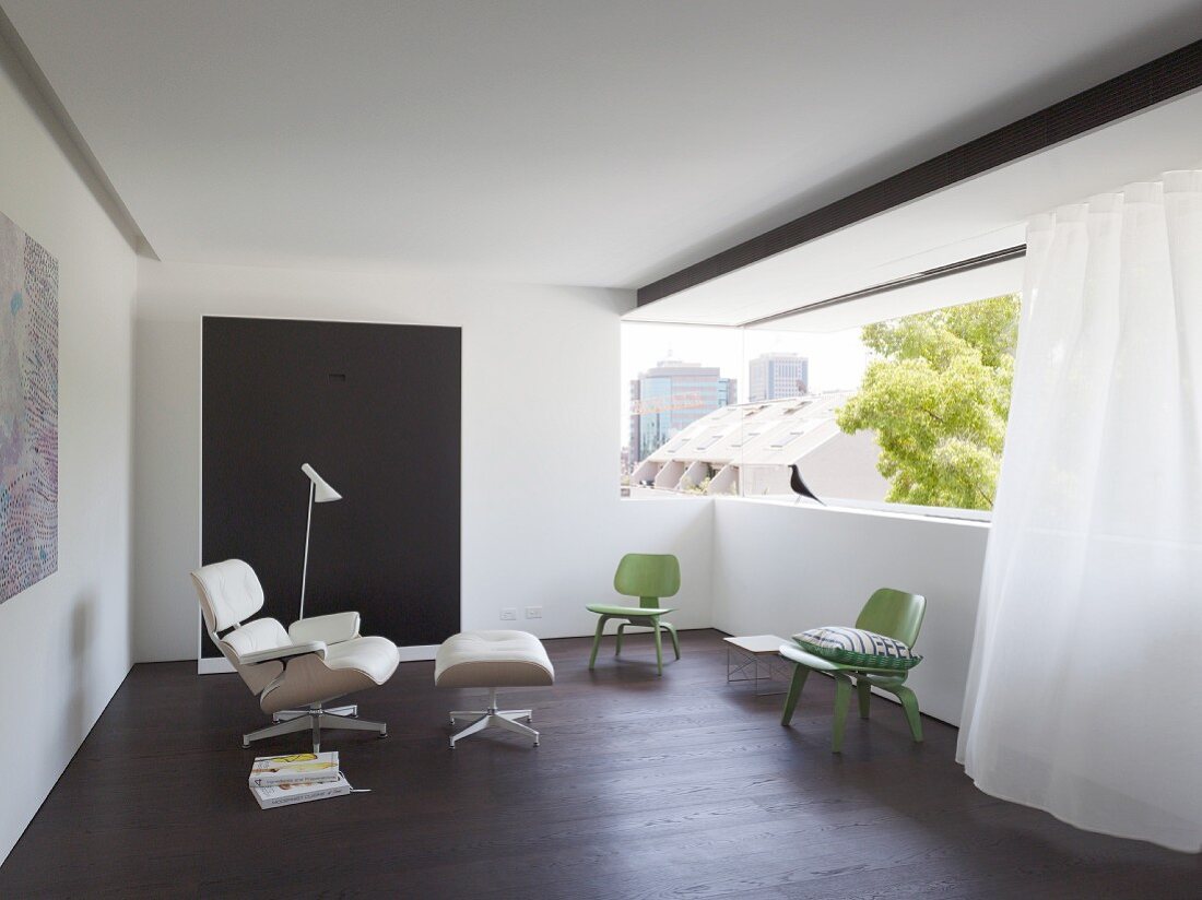Moderne Loggia mit breiter Fensterfront und wehendem Vorhang