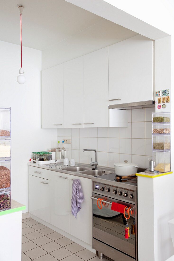 Kleine Küche mit weißen Fronten und transparenten Vorratsboxen
