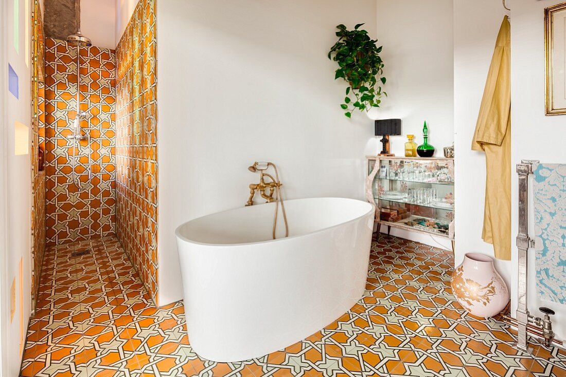 Moderne, freistehende Badewanne in eklektischem Bad mit Duschbereich und Ornamentfliesen