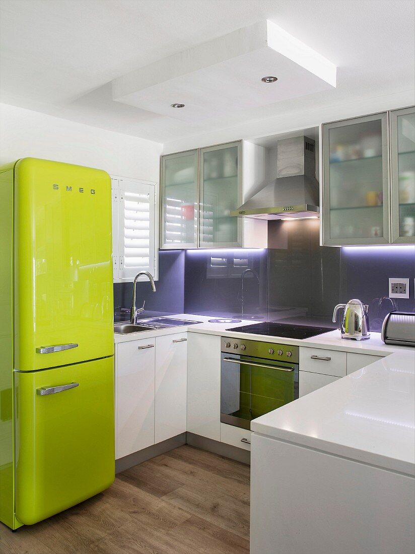 Moderne Küche mit transparenten Fronten und Retro-Kühlschrank