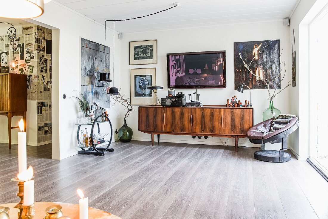 Art-Deco Serviertisch, Retro Sideboard und Sessel in offenem Wohnbereich