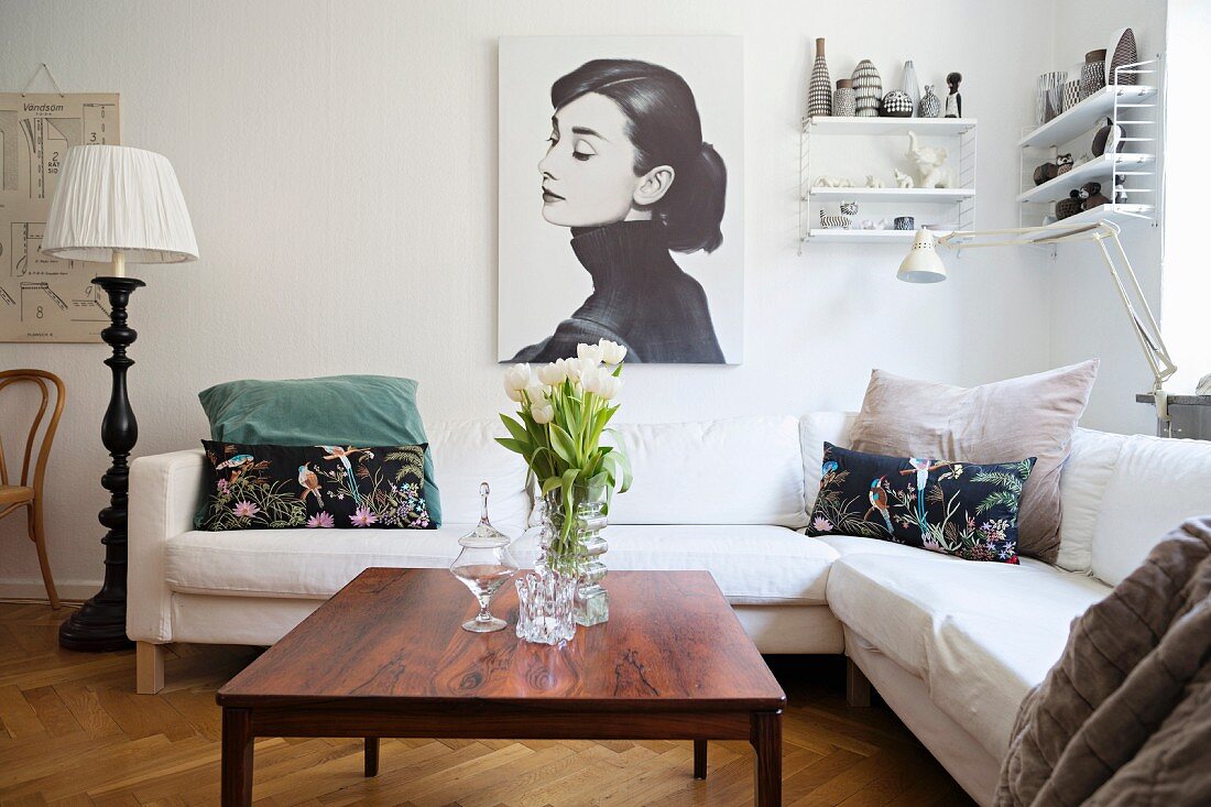 Wohnzimmer mit weißem Sofa und Vintage-Möbeln