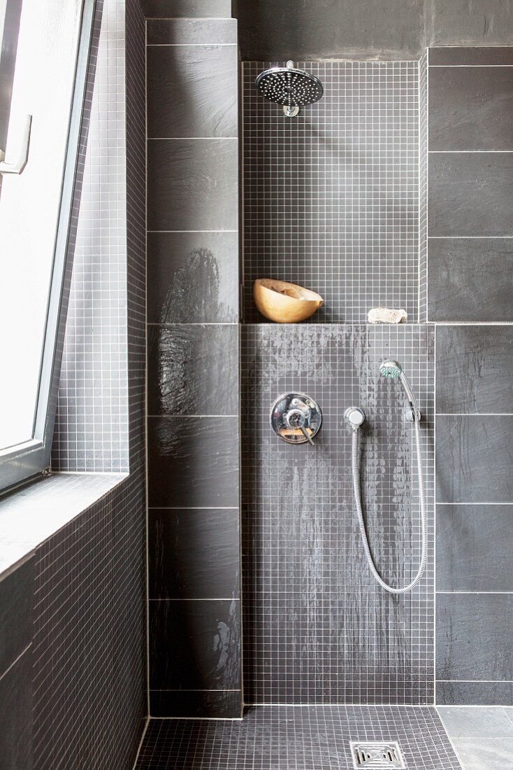 Grau gefliester Duschbereich mit Mosaikfliesen und Wandarmaturen