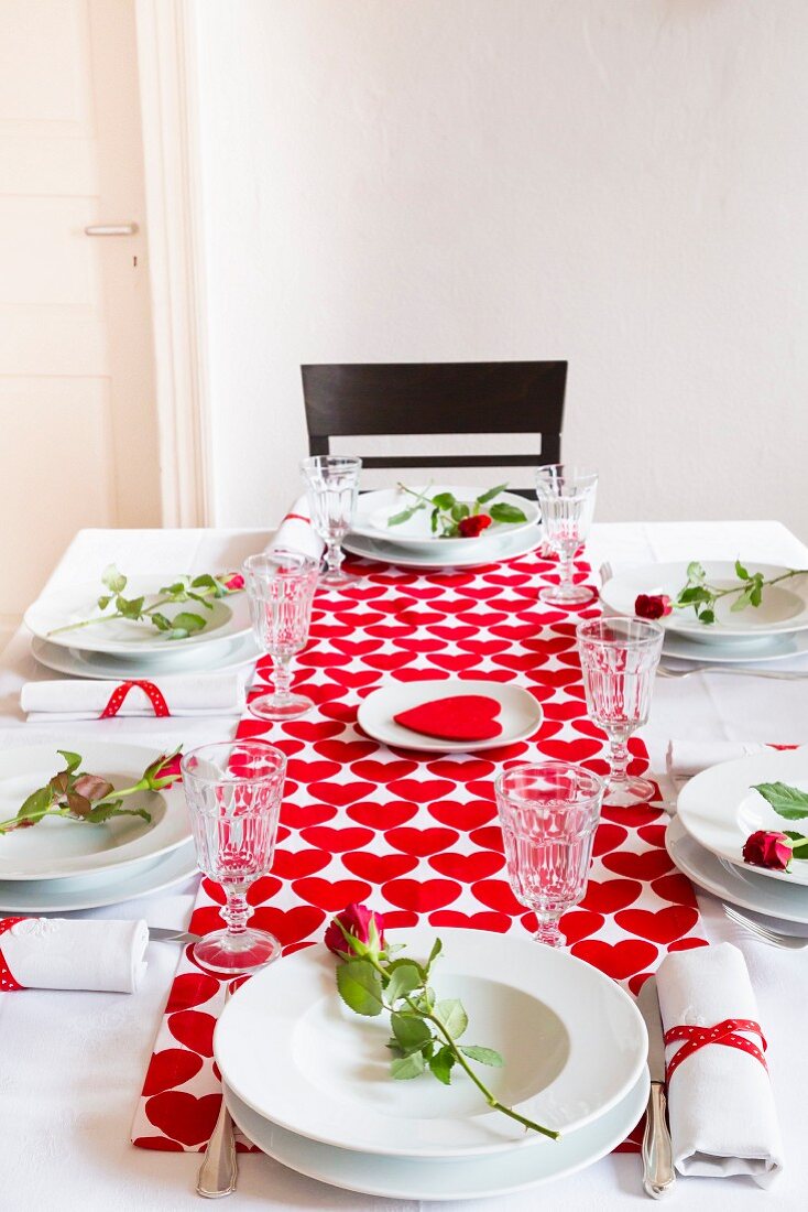 Romantisch gedeckter Tisch mit Herzen und Rosen