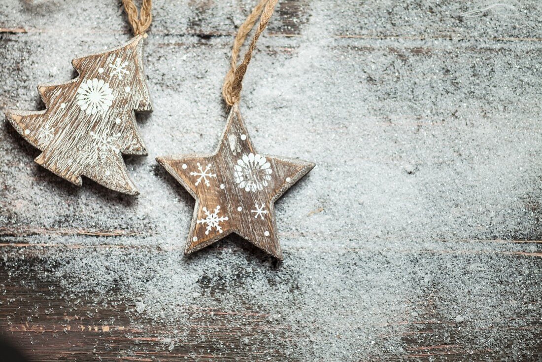 Weihnachtsbaum und Stern aus Holz auf Kunstschnee