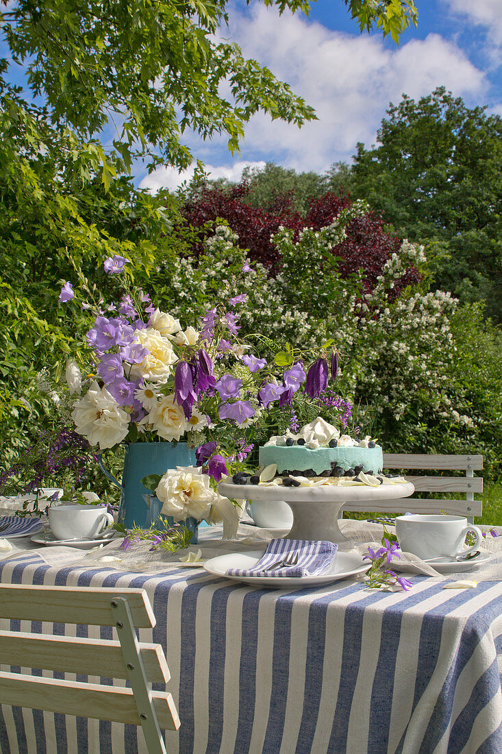Festlich gedeckter Tisch in Blau-Weiß im Garten