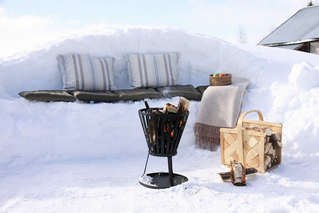 Winter-Picknick mit Sitzbank aus Schnee
